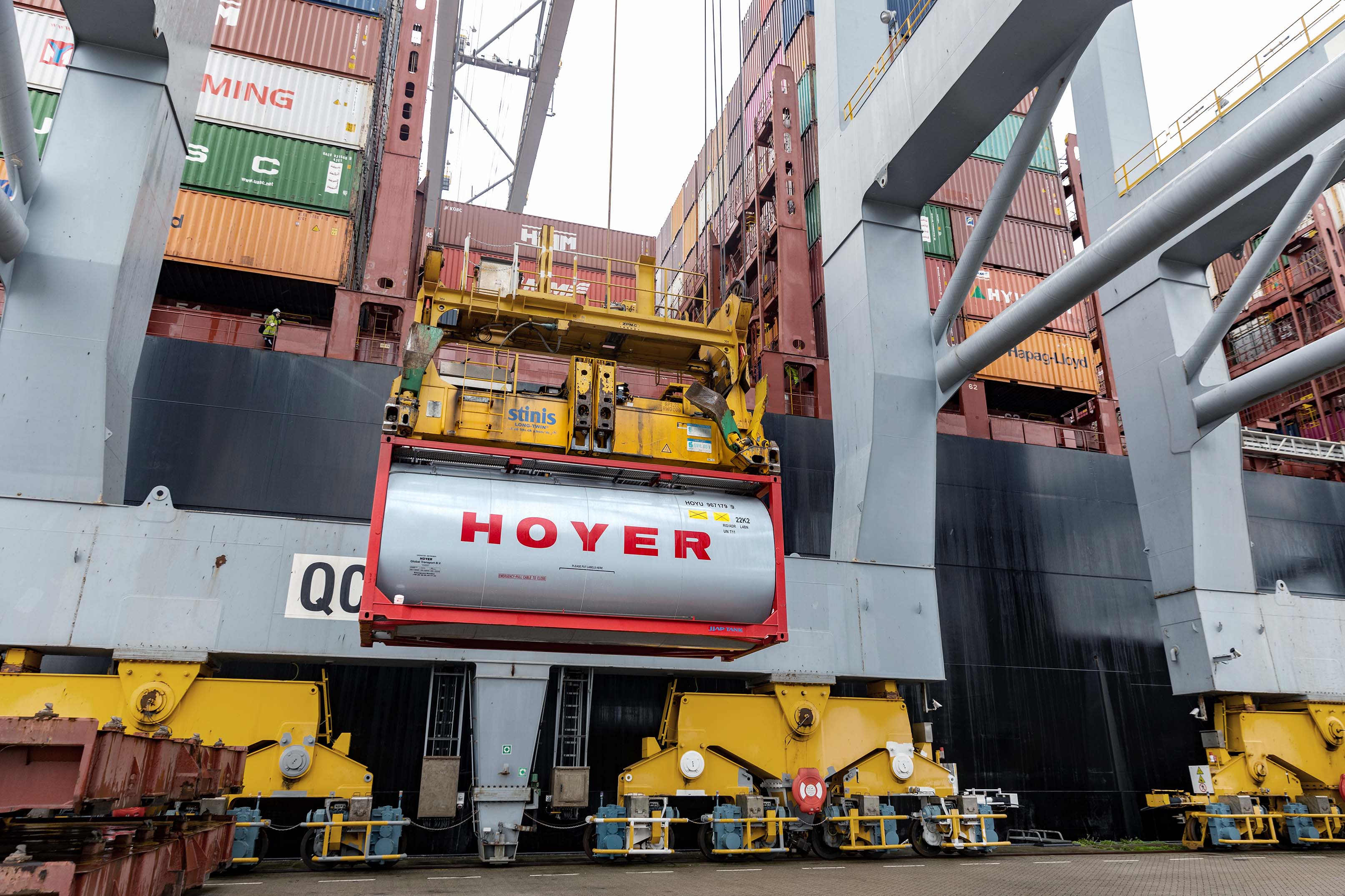 HOYER tankcontainer lastes ombord på et fragtskib på en containerterminal